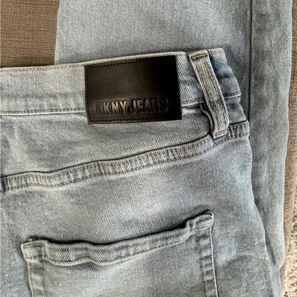 DKNY Broome high-rise straight-leg jeans. Light wash. Size 32. NWOT. - Picture 8 of 8